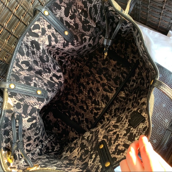 *SOLD* MCM Large Anya Reversible Tote with pouch - Picture 12 of 16